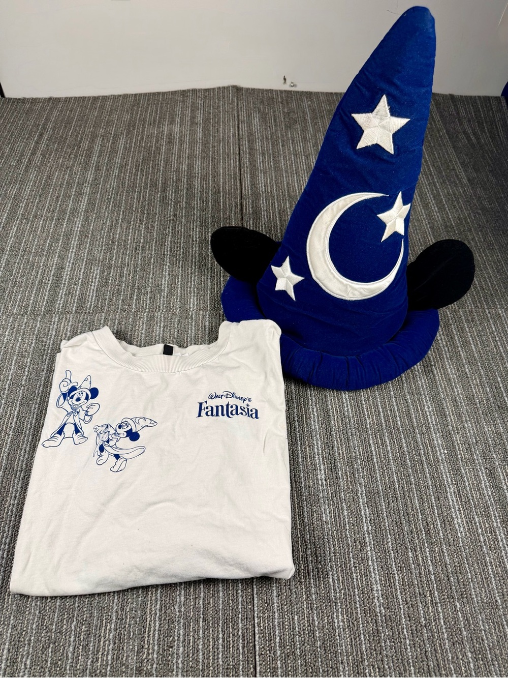 H&M Disney Fantasia White Graphic Tee XL with Blue Fantasia Mickey Sorcerer Hat